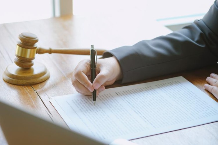 协助朋友取款涉嫌诈骗，冠领律师依法辩护助嫌疑人成功获释