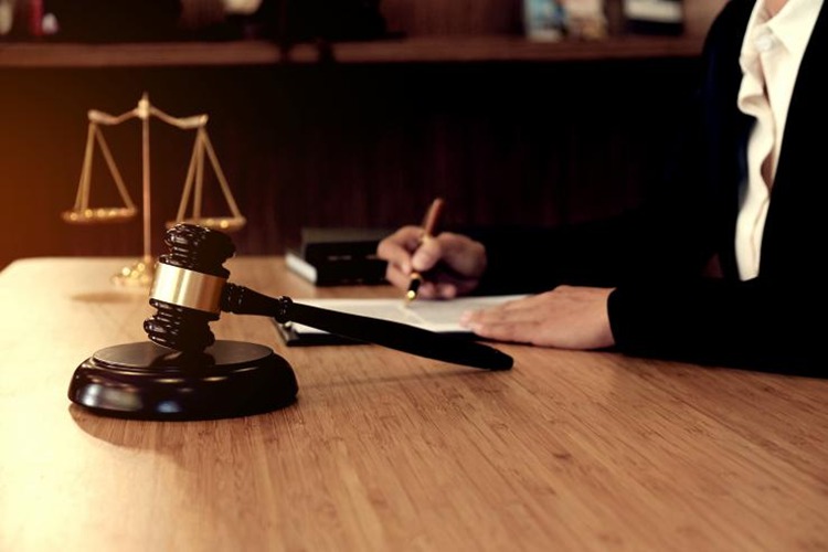 提供银行卡助他人转移犯罪所得资金，冠领律师依法辩护助被告人成功获得轻判
