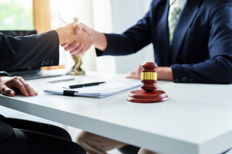 为商业合作被骗取居间费用，冠领律师依法辩护助被害人成功立案