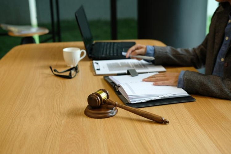 冠领律师担任广东广州盗窃罪案辩护人，依法助嫌疑人获不起诉决定