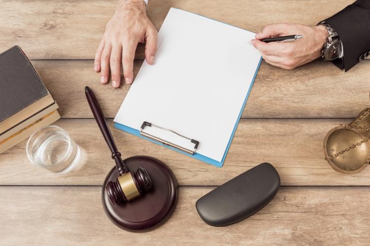 冠领律师代理广东阳江涉嫌拒不执行判决、裁定罪案，说服检察院撤回起诉