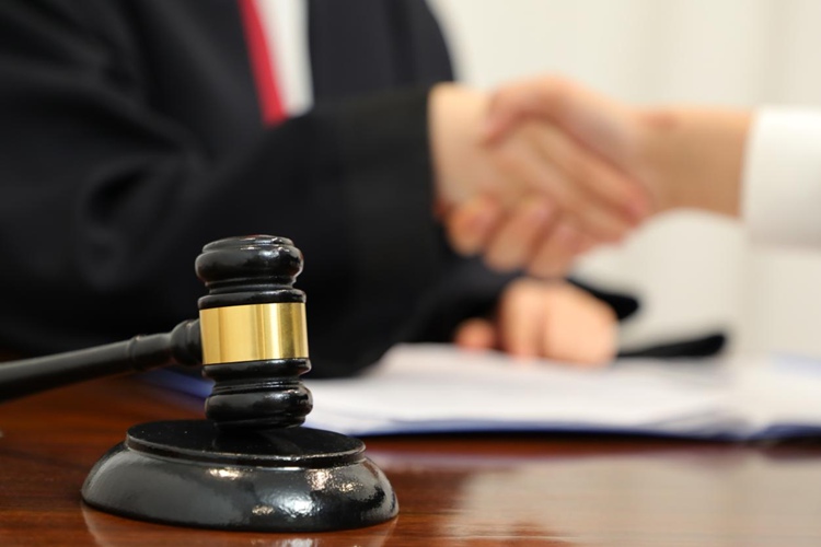 广东男子抢红包犯罪被刑拘，冠领律师精准辩护助三孩父亲取保候审